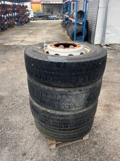 4-teilige Reifen mit Rad 305/70 R22.5