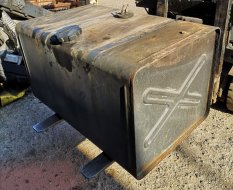 VOLVO FL PALIVOVÁ NÁDRŽ NA ND S DRŽÁKY