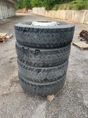 4KS PNEUMATIKA S DISKEM 295/80 R22.5