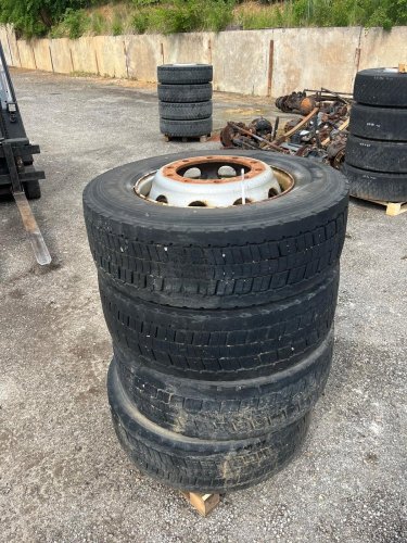 4PCS TYRES WITH WHEEL 305/70 R22.5