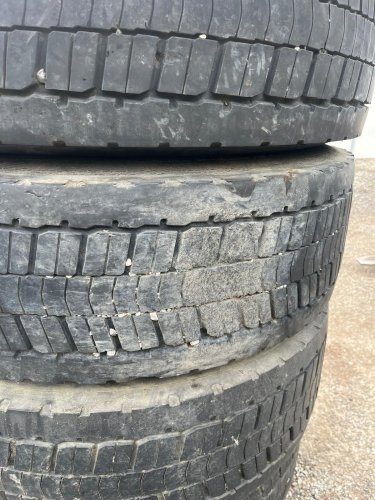 4PCS TYRES WITH WHEEL 305/70 R22.5