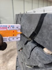 4KS PNEUMATIKA S DISKEM 295/80 R22.5