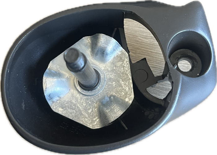 SCANIA PRAVÝ DRŽÁK ZRCÁTKA 1396532