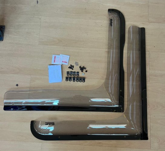 DAF CF, XF DVEŘNÍ DEFLEKTOR PRAVÝ A LEVÝ A MONTÁŽNÍ SADA DEFLEKTORU 1649920