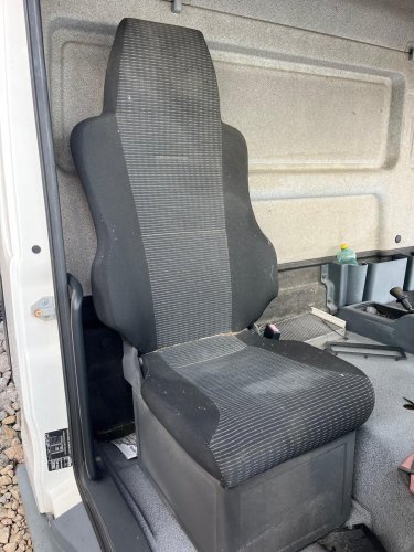 MAN TGL SEDAČKA PRAVÁ, SEDADLO VPRAVO 81.62307-6320, 81.62307.6320