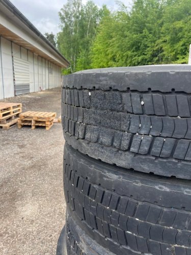 4PCS TYRES WITH WHEEL 305/70 R22.5