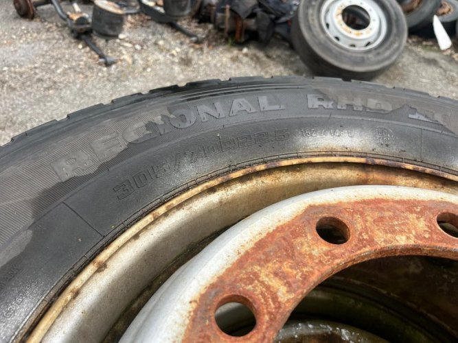 4KS PNEUMATIKA S DISKEM 305/70 R22.5