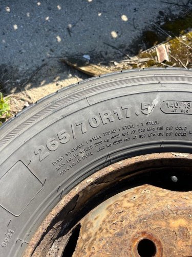 2KS PNEUMATIKA S DISKEM 265/70 R17.5